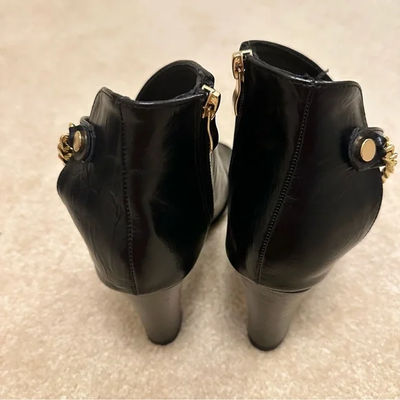 ⭐️ Black 8.5 Heeled Boots with Gold Chain Accent - Picture 9 of 9